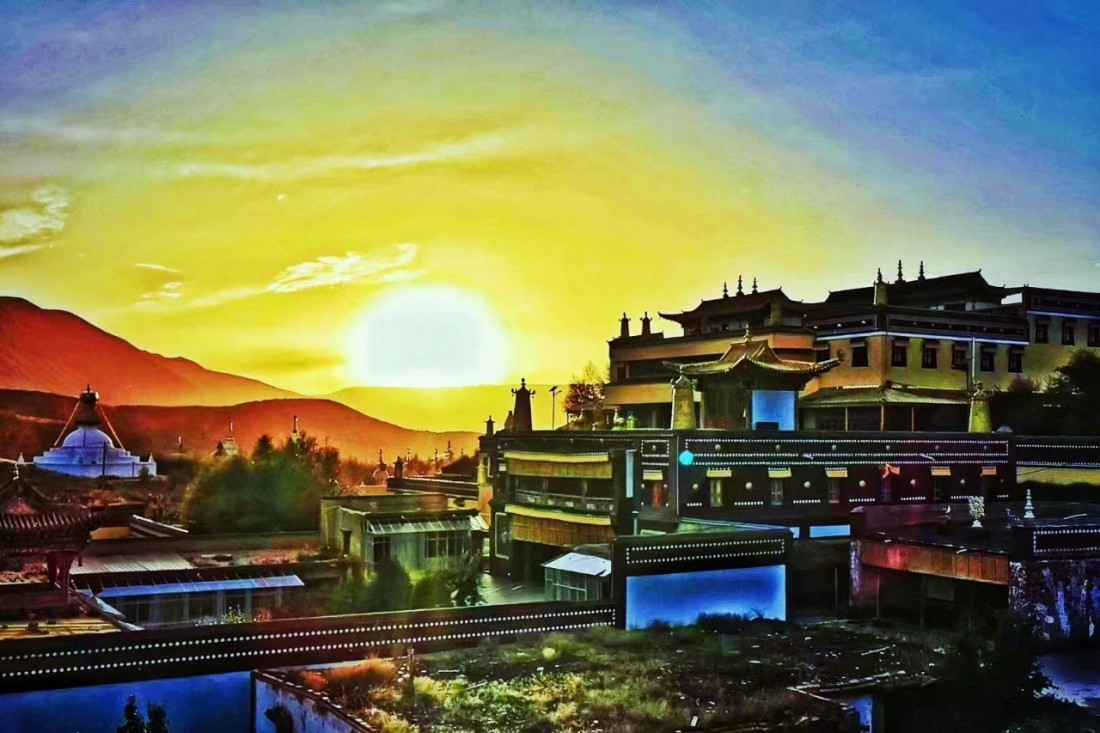 夕阳下的大殿.jpg